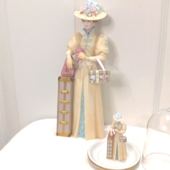 Avon Mrs Albee Figurine, Rare  with Mini - Picture 2 of 6